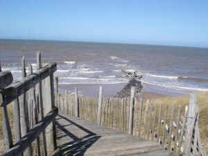 Barkby_beach_boardwalk_-_geograph.org.uk_-_151644