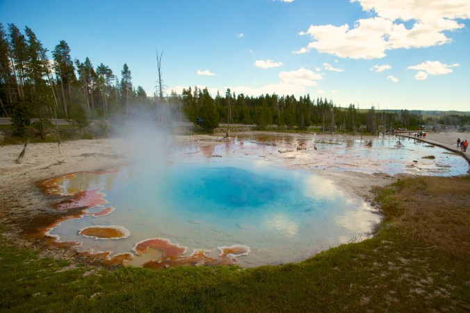 hot-spring-in-yellowstone