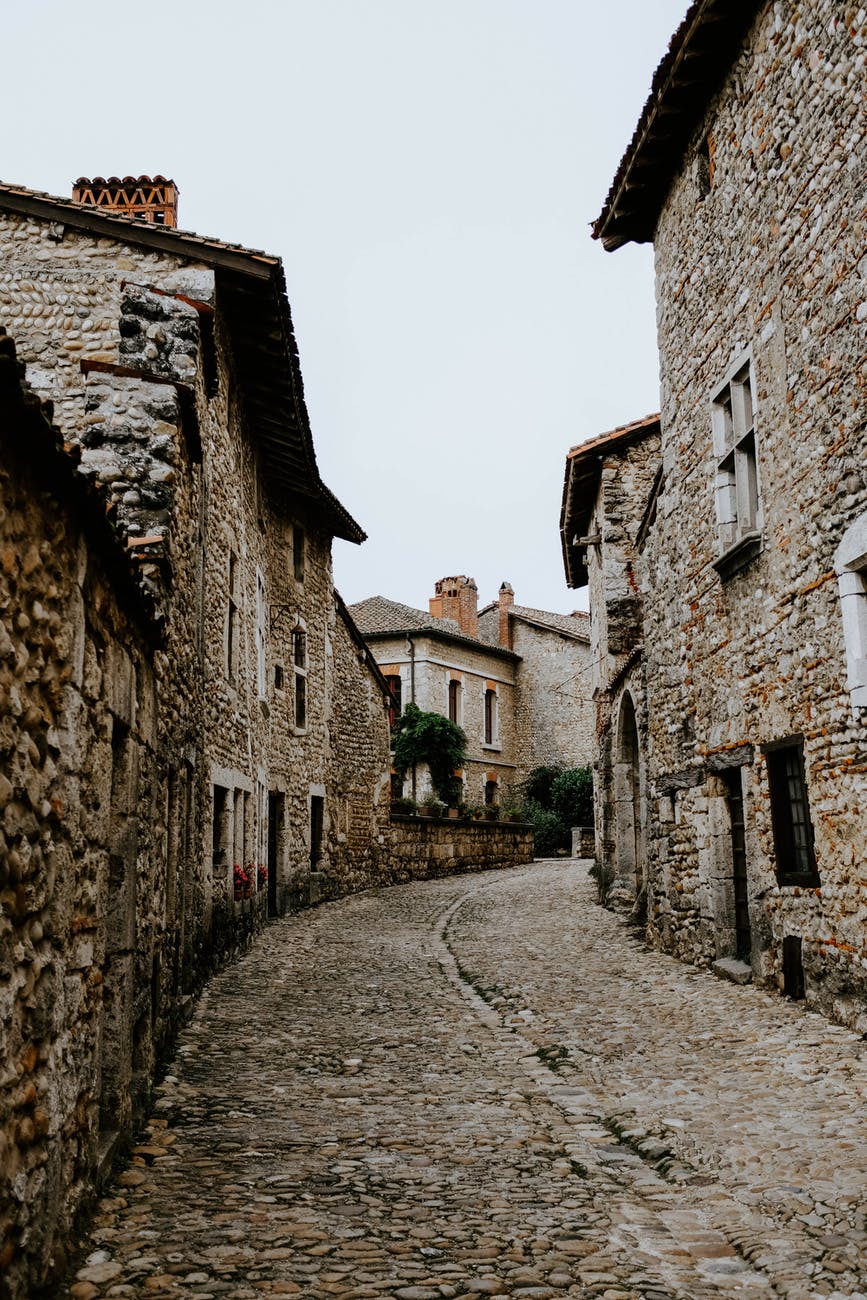 houses made of sones along a narrow cobblestone street